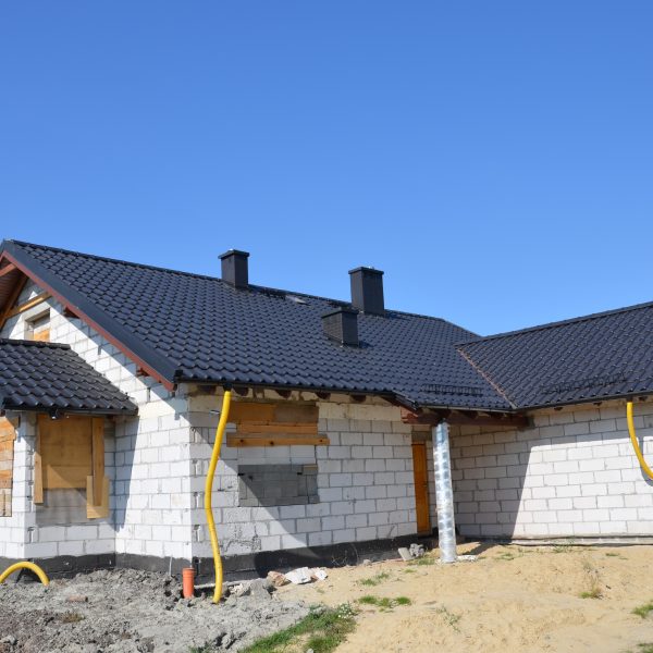 Dachówka Creaton Titania czarna, podkreślająca minimalistyczny charakter budynku.